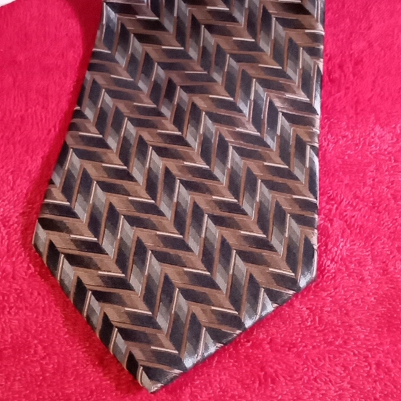 Men's Tie, black,brown, silver. nice gently worn. 60 inches by 4 inches. - Picture 5 of 5